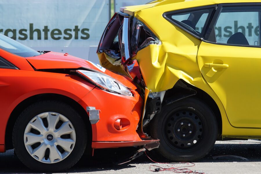 Photo de la collision entre deux voitures accidentées